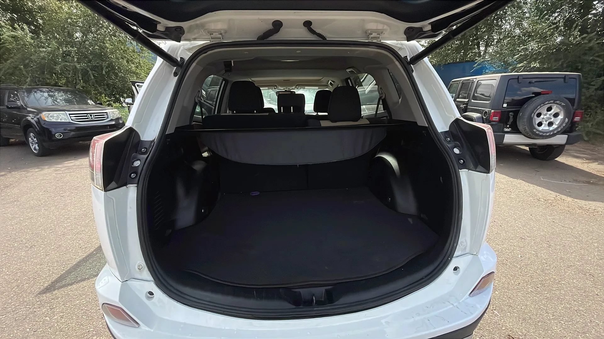 Used 2016 Toyota RAV4 XLE AWD/4WD image 18