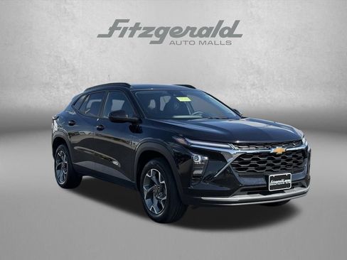 Used 2025 Chevrolet Trax LT FWD image 1