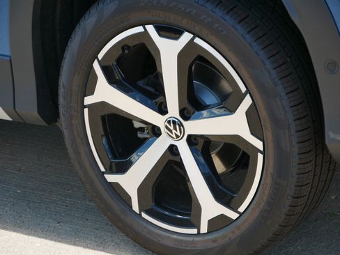 New 2025 Volkswagen Tiguan SE image 3