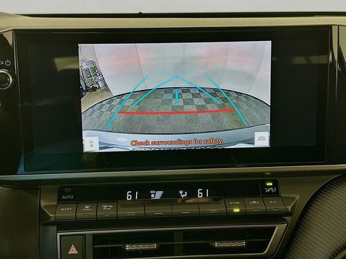 Used 2025 Toyota Camry SE image 14