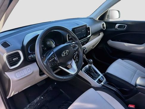 Used 2024 Hyundai Venue SEL FWD image 9