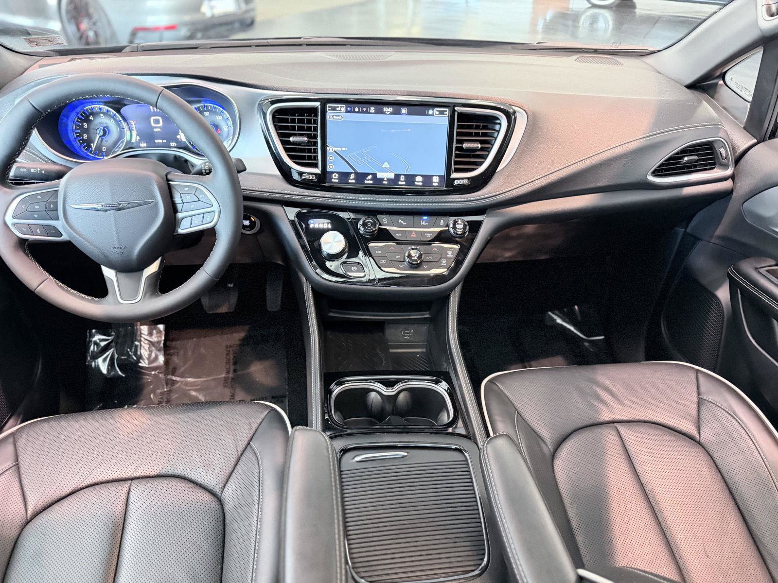Used 2026 Chrysler Pacifica Limited FWD image 43