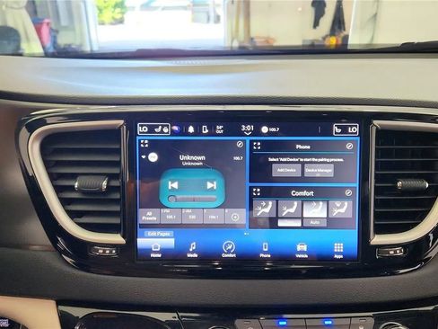 Used 2023 Chrysler Pacifica Touring-L FWD image 23