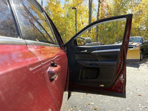 Used 2017 Toyota Highlander XLE image 40