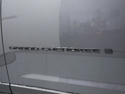 Certified 2024 Jeep Grand Cherokee Altitude image 18