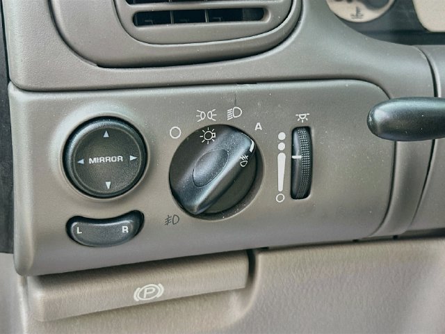 Used 2000 Chrysler Town & Country Limited AWD/4WD image 10