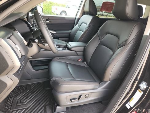 Certified 2025 Nissan Pathfinder SL image 17