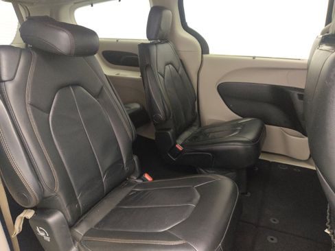 Used 2017 Chrysler Pacifica Touring-L w/ Tire & Wheel Group image 19