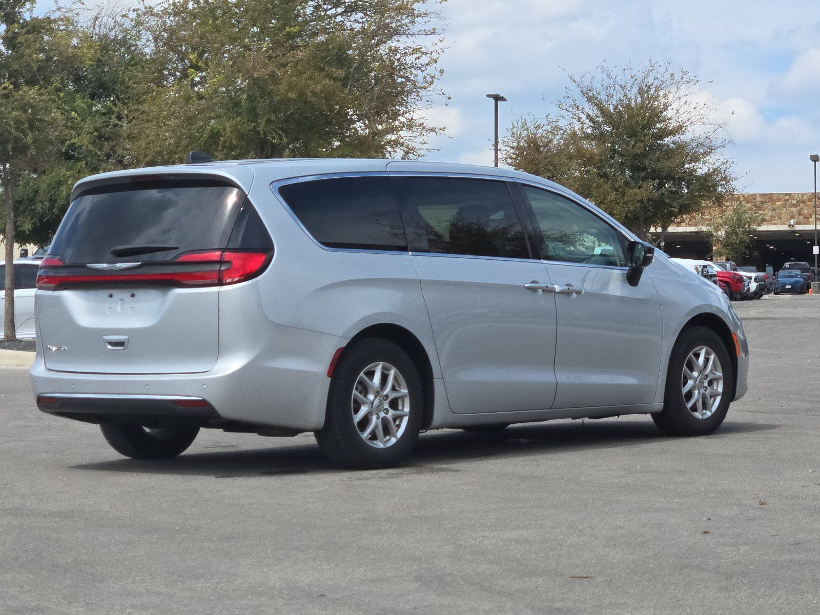 Used 2024 Chrysler Pacifica Touring-L FWD image 5