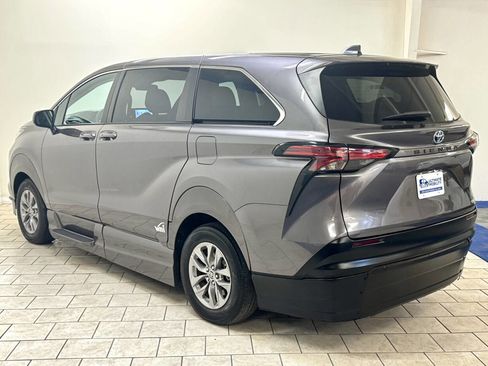 Used 2022 Toyota Sienna LE image 11