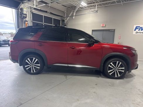 Used 2024 Nissan Pathfinder Platinum image 5