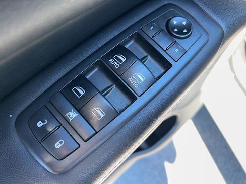 Used 2019 Jeep Grand Cherokee Altitude RWD image 12