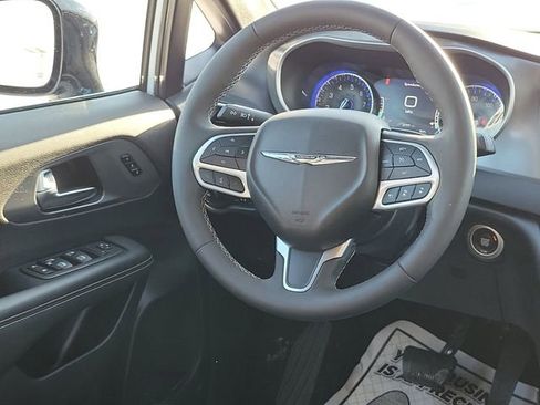 Used 2025 Chrysler Pacifica Select image 21