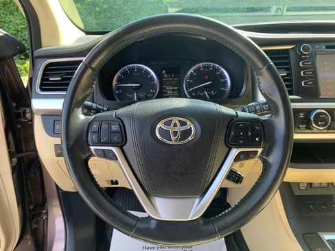 Used 2017 Toyota Highlander XLE AWD/4WD image 29