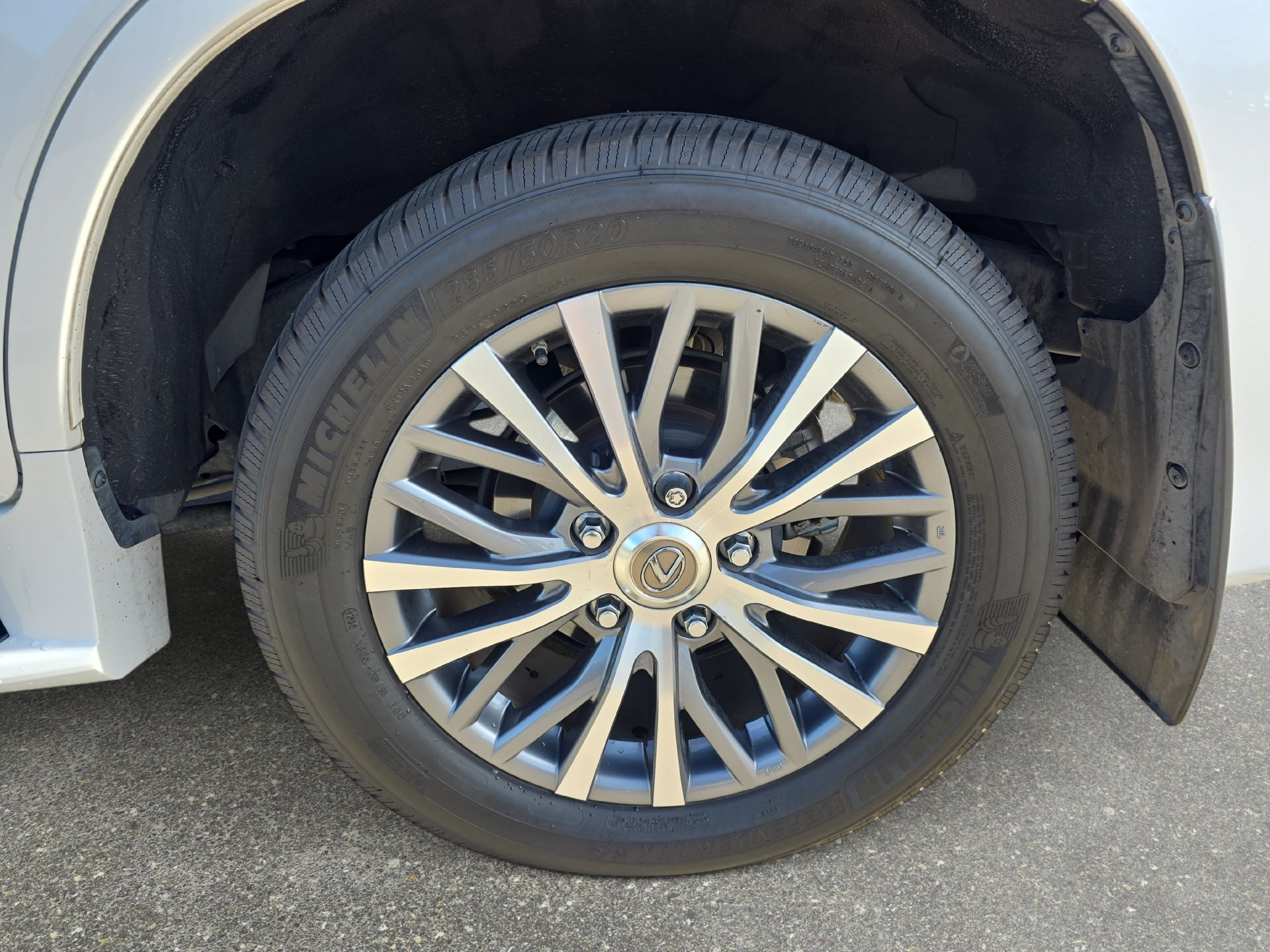Used 2019 Lexus LX 570 4WD w/ Luxury Package image 32