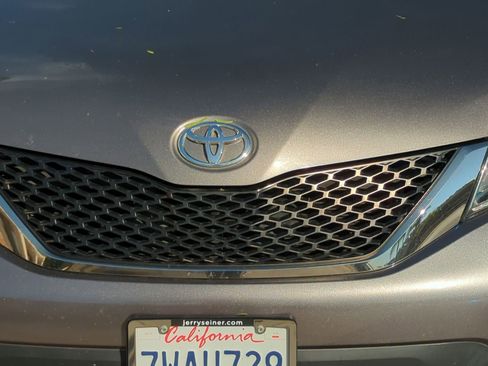 Used 2017 Toyota Sienna SE image 9