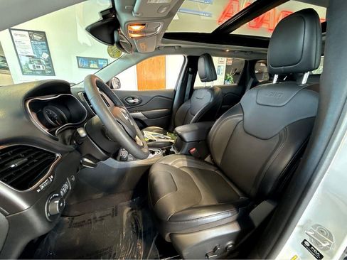 Used 2022 Jeep Cherokee Limited AWD/4WD image 5