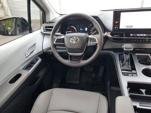 Used 2026 Toyota Sienna XLE FWD image 12