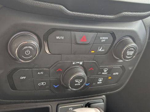 Used 2021 Jeep Renegade Latitude FWD image 13