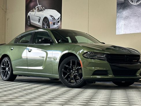 Used 2019 Dodge Charger SXT w/ Plus Group RWD image 2