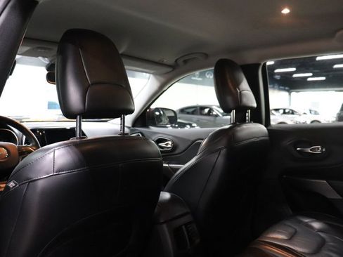 Used 2019 Jeep Cherokee Limited image 17