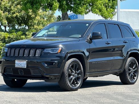 Certified 2022 Jeep Grand Cherokee Laredo X AWD/4WD image 8