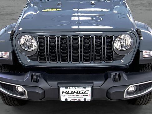 Used 2025 Jeep Gladiator Sport AWD/4WD image 16