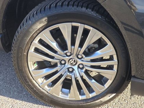 Used 2023 Toyota Venza Limited image 19