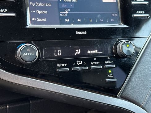 Used 2020 Toyota Camry SE image 19