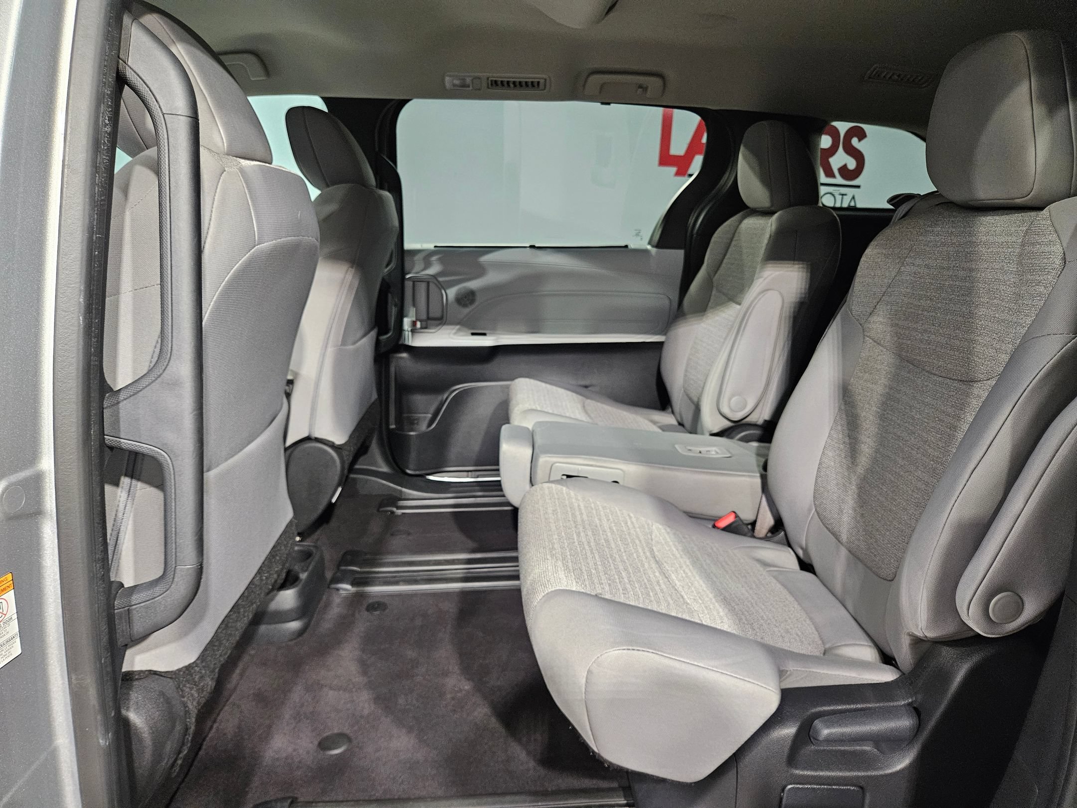 Used 2025 Toyota Sienna LE FWD image 33