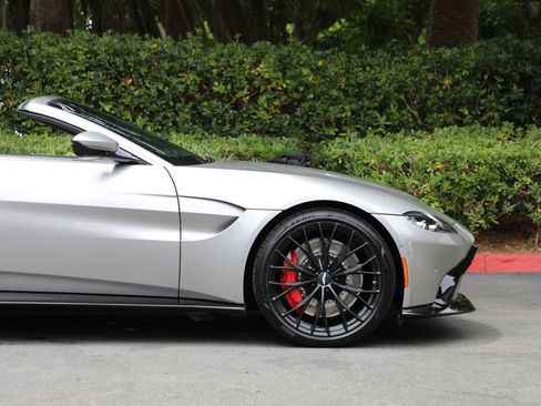 Used 2023 Aston Martin V8 Vantage Roadster RWD image 25