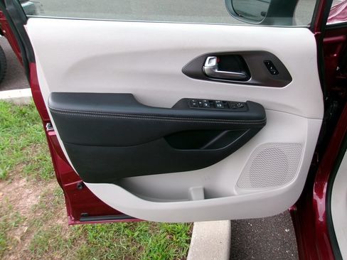 Used 2023 Chrysler Pacifica Touring-L FWD image 5
