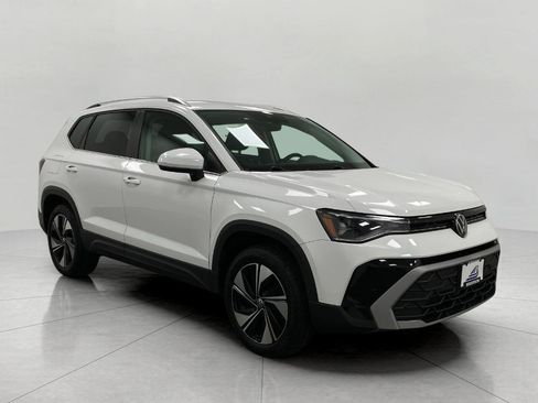 Used 2025 Volkswagen Taos SE AWD/4WD image 1