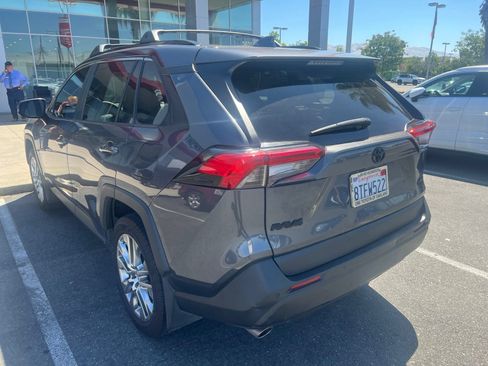 Used 2020 Toyota RAV4 XLE Premium FWD image 4