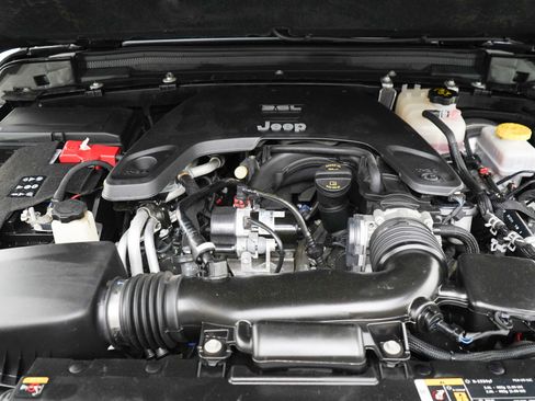 Used 2021 Jeep Wrangler Unlimited Sahara AWD/4WD image 29