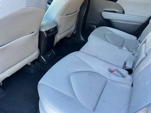 Used 2021 Toyota Highlander LE AWD/4WD image 14