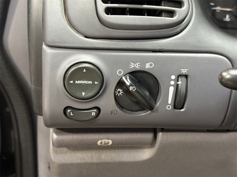 Used 2000 Chrysler Town & Country LX image 17