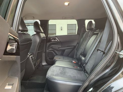 Used 2023 Mitsubishi Outlander SE image 27