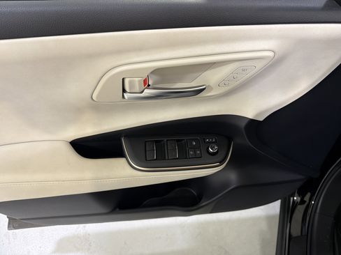 Used 2023 Toyota Crown Limited image 15