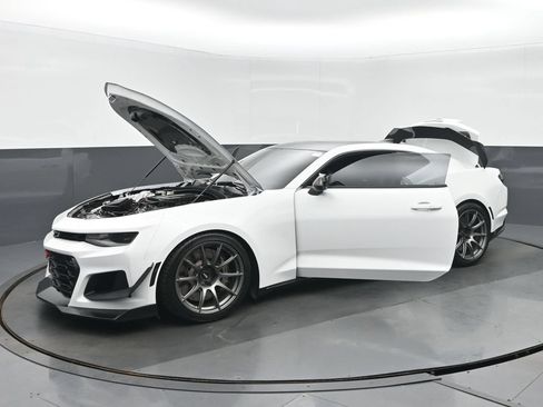 Used 2019 Chevrolet Camaro ZL1 RWD image 34
