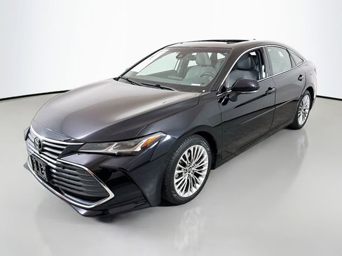 Used 2019 Toyota Avalon Limited image 3