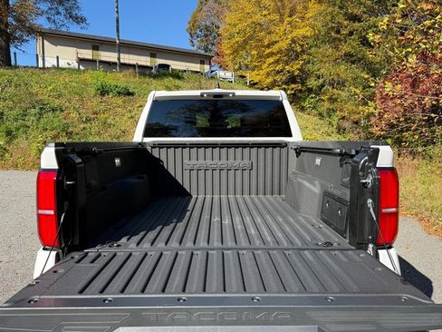 Used 2024 Toyota Tacoma TRD Off-Road image 8