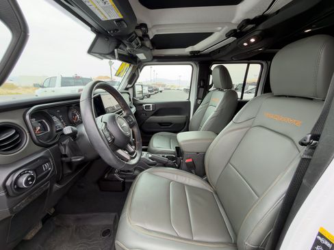 Used 2024 Jeep Gladiator Mojave AWD/4WD image 11