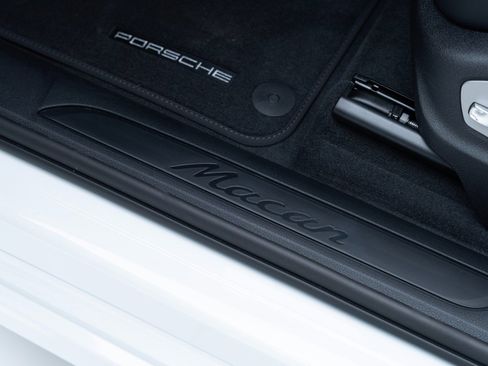 Certified 2025 Porsche Macan image 15