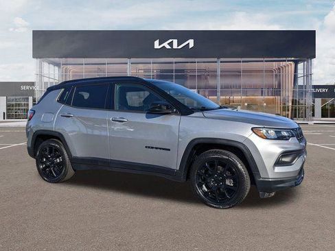 Certified 2022 Jeep Compass Latitude FWD image 3