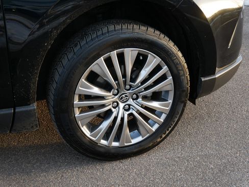 Used 2024 Toyota Venza XLE image 20