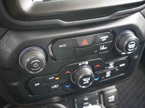 Used 2023 Jeep Renegade Latitude image 18