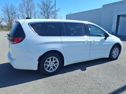 Used 2023 Chrysler Pacifica Touring-L image 2