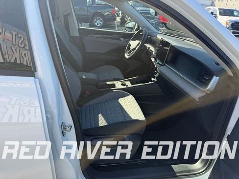 Used 2025 Volkswagen Tiguan S image 17