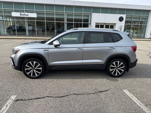 Certified 2023 Volkswagen Taos SE w/ Panoramic Sunroof Package image 5
